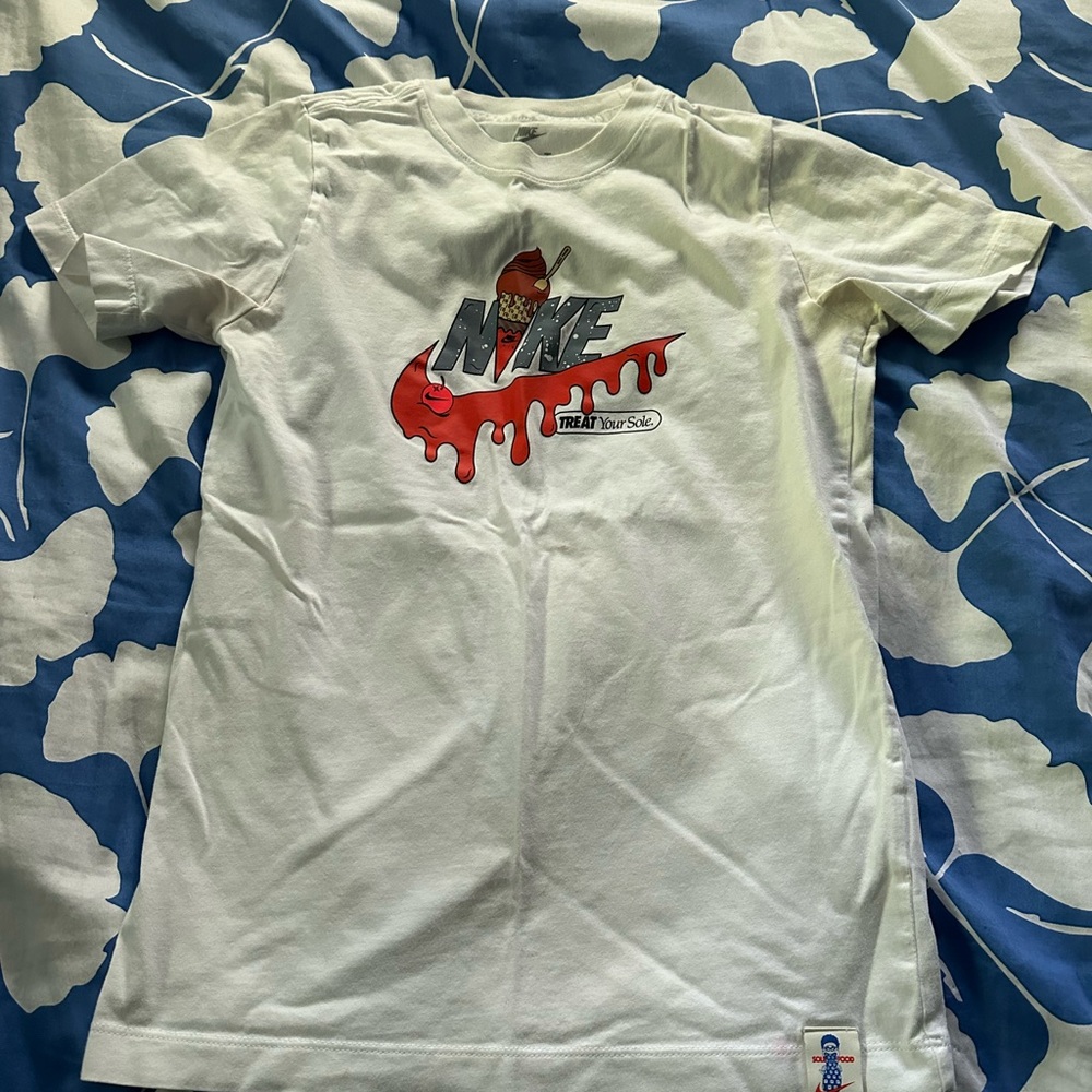 Nike White Graphic Tee. Boys M.
